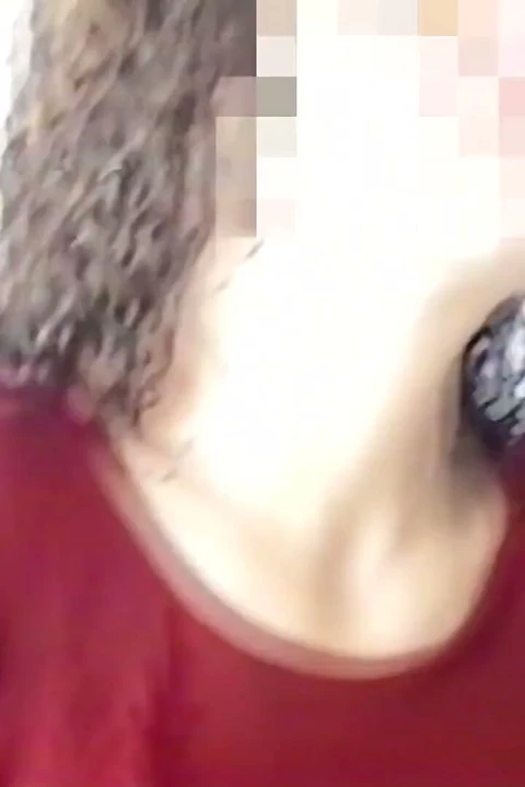 Plaj otelinde, üvey anneme ilk kez yarağımı emdirmeyi başardım - lezzetli bir karşılıklı elle muamele.