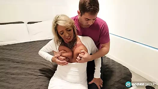 Baba uzaktayken, oğlu 69 yaşındaki üvey annesini sikiyor