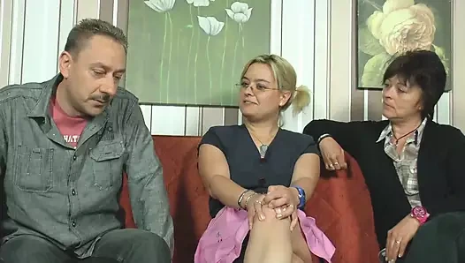 Olgun sürtük ve seksi genç kız yaşlı adamın sert yarağını memnun ediyor