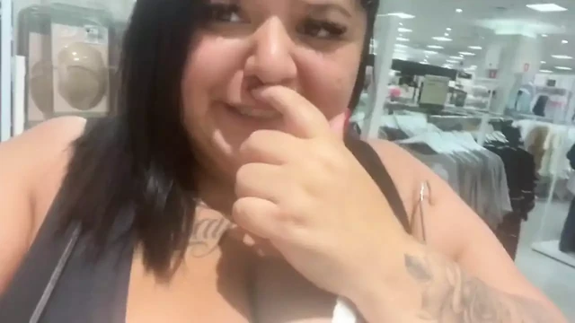 Толстушка в примерочной в торговом центре