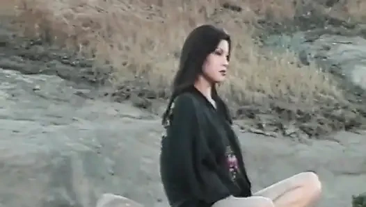 Şehvetli esmer hatun sahilde hunk'un aletine biniyor
