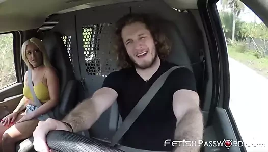 Genç sürtük Brandi Bae bağlıyken amcığını sikiyor