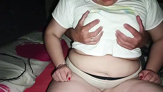 Güzel doğal göğüsler seksi piercinglerini gösteriyor