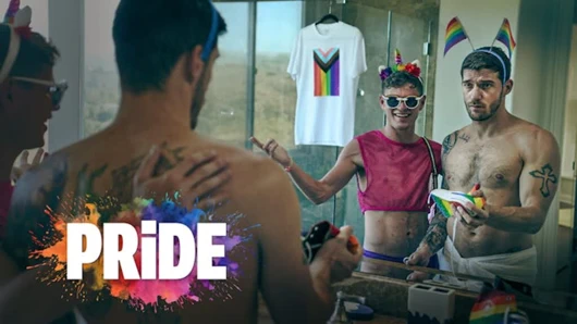 Twink ilk gurur festivalinde kaslı bir şekilde yürüyor - disruptivefilms