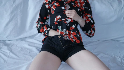 Üvey kızkardeş bluzunun altında sütyensiz kızların onu kedi içinde bir vibratörden nasıl orgazm öğrendiğini gösteriyor