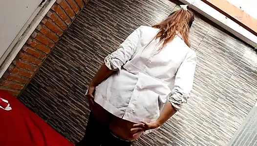 Bilim kızı büyük baloncuk baloncukları yapıyor ve fışkırtıyor