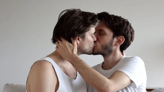 Öpüşüyor ve sikişiyor!