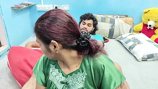 Yatak odasında göğüslü çiftin ateşli gecelik romantizmi