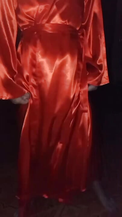 Travesti saten kırmızı dans