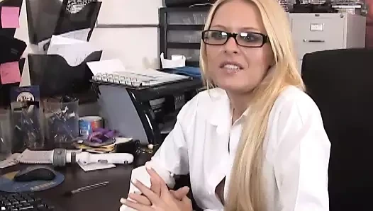 işkolik güzel bir darbe ve handjob verdi