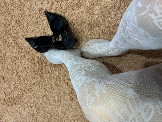 İnce bacaklarımı ateşli çoraplı ve topuklu ayakkabılarla ovuyor