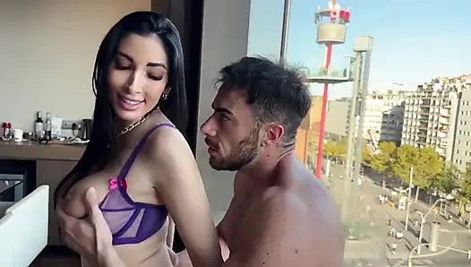 Clea Gaultier u'ya bakarken pencereden sert sikiliyor