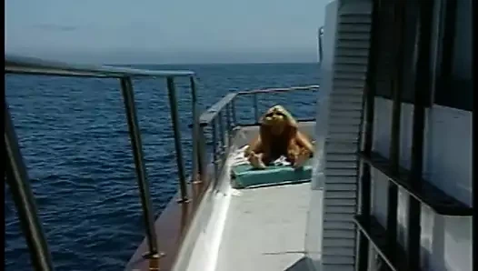 Şişman götlü ve güzel memeli sarışın tatlı kız zonklayan bir yarağa biniyor