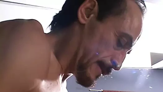 Randy bebek grup seks yaparken ağzına yarak ve götüne yarak sokuyor, sonra yüze boşalma