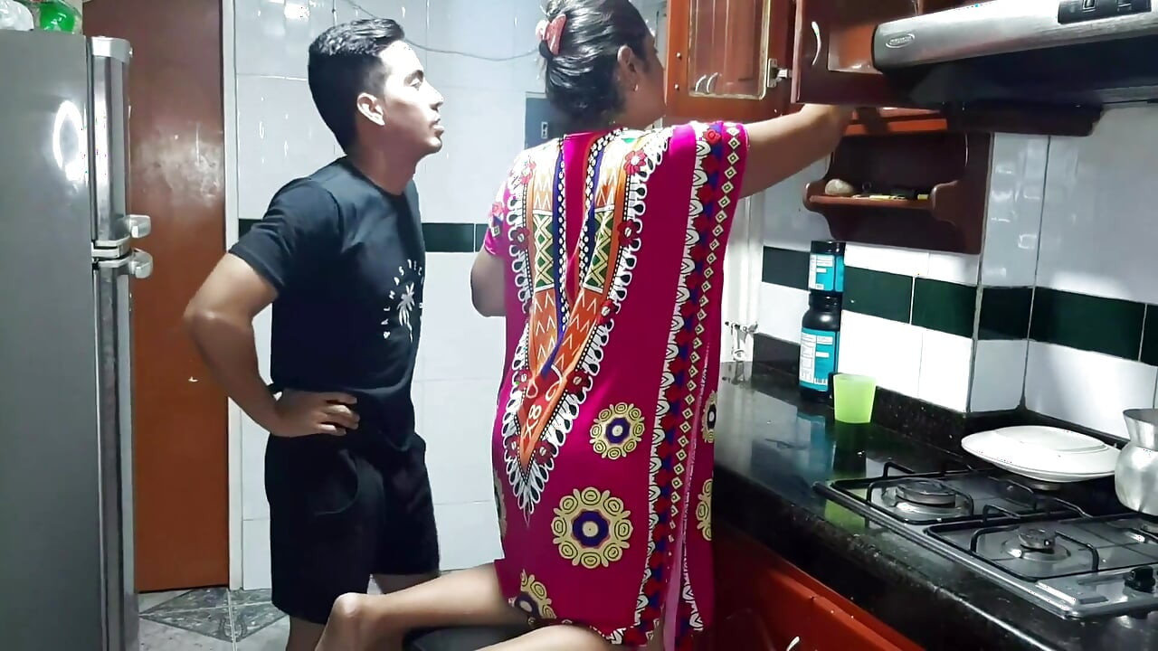 Üvey annemin lezzetli amını mutfakta deniyorum. Tam Video