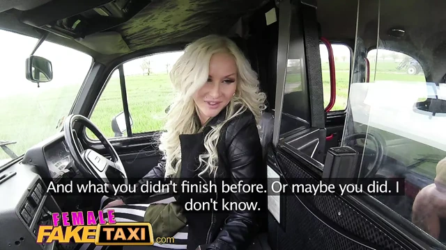 Kadın sahte taksi büyük memeler sarışın sikikleri ona yolcu