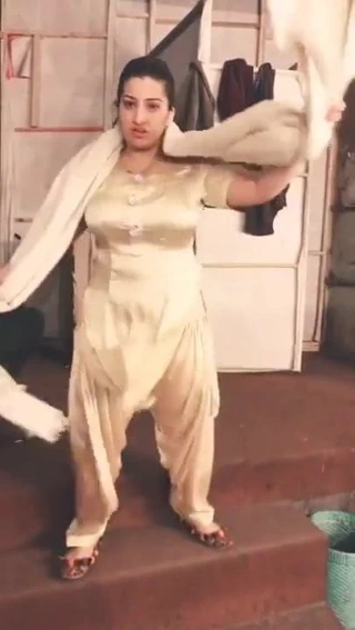 Büyük meme paki ünlü kız