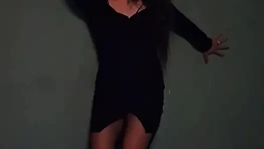Orta yaşlı seksi kadın seksi üvey anne yavaş hareket ediyor