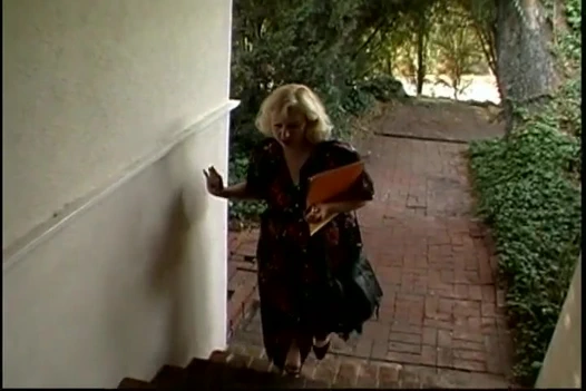 Kayınvalidesi açgözlü deliklerinde kayınvalidesini sikikleri