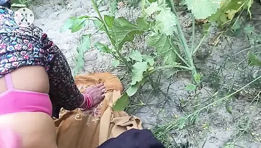 Hintli köylü kadın açık havada devar tarafından sikiliyor