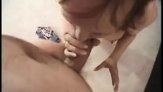 Olgun kızıl saçlı adamın şişman korosunda dizlerinin üzerinde sallıyor