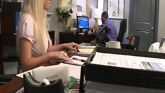 İç çamaşırlı büyük götlü ateşli officecene 3 sarışın ofiste büyük bir yarakla sikiliyor