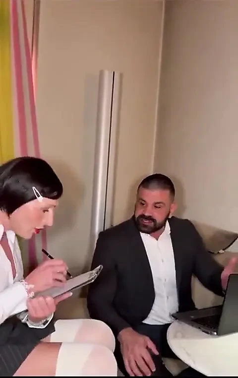 Sekreter trans kız büyük patronu tarafından sikiliyor