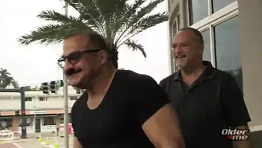 İki üvey baba oynuyor: öpüşme-bj -bb-atm-bb- powerfuck-bb-hj-cum