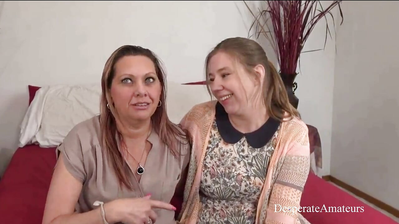 Çaresiz amatörler Vicky Jen ve Zia ateşli orta yaşlı seksi kadın büyük memeli grup sekste sert sikişiyor