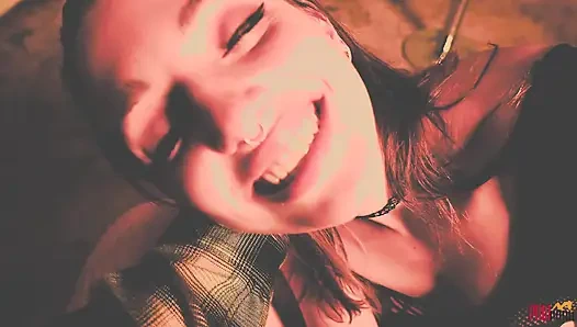 Kapana kısılmış sürtük soyunuyor ve tutsakları emiyor