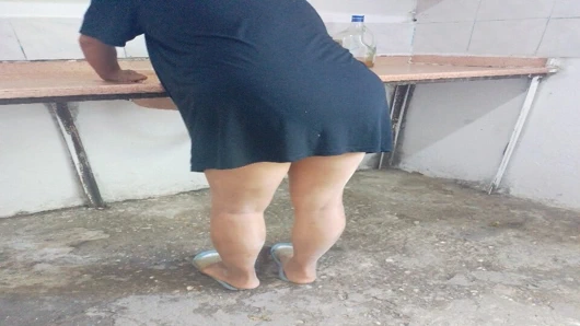 Köylü kadın çorap fantezisi yapıyor