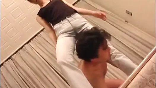 Sevimli Asyalı kızıl saçlının yüzüne oturuyor