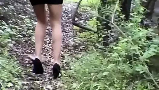 Yavru kedi açık havada işiyor