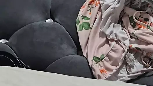 Tulumlu üvey anne üvey oğlunun önünde değişiyor