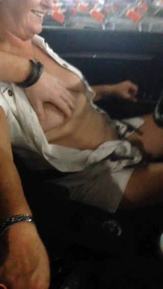 La bourgeoise s'occupe d'une queue sur un parking