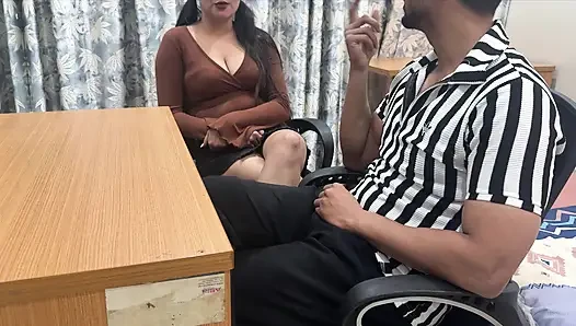 Küçük Hintli üvey kız kardeşimin seks oyuncağını buluyorum ve ona yarağımı sakso çekiyor gösteriyorum