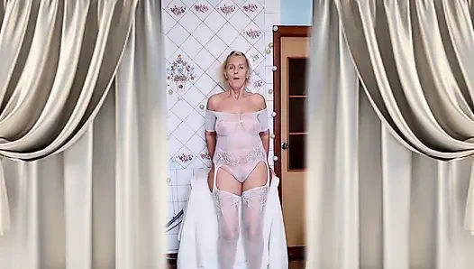 Beyaz şeffaf tulumla flört etmek ateşli mastürbasyona dönüşüyor