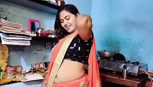 Ateşli yengem odamda tamamen mastürbasyon yaparken beni yakaladı