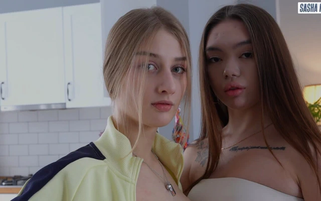 Azgın genç kız, babayla sert ve sert bir seksten sonra Asyalı kız arkadaşının amından sperm yiyor!