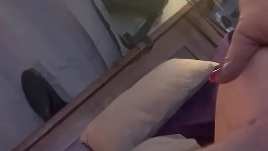 Azgın genç orta yaşlı seksi kadın öğle yemeğinde araba tamircisi tarafından sert sikiliyor
