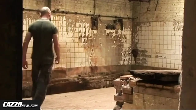 Cazzofilm - bağlı ve yarak bekliyor