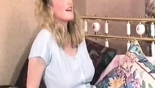 Çoraplı sarışın yatakta kıllı amcığını açıyor