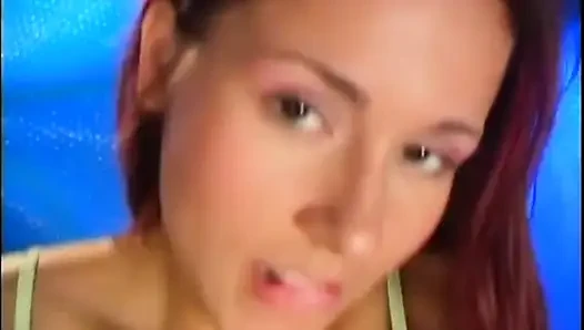 Sıkı amcıklı güzel seksi genç kız klasik büyük yarakla sikiliyor ve ağzına boşaltıyor