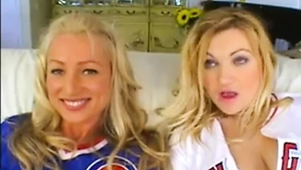 Iki sevimli sarışınlar almak dp ve bir kırlangıçlar itibaren iki musluklar