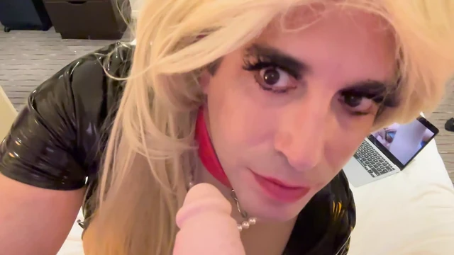 Отельный сисси Jeri Lee практикует ее навыки сосания члена, желая, что это был твой член в ее рту