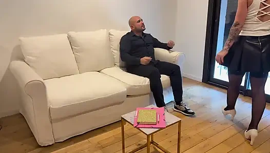 Çok çekici, sert sekreter patronu tarafından sevişiyor