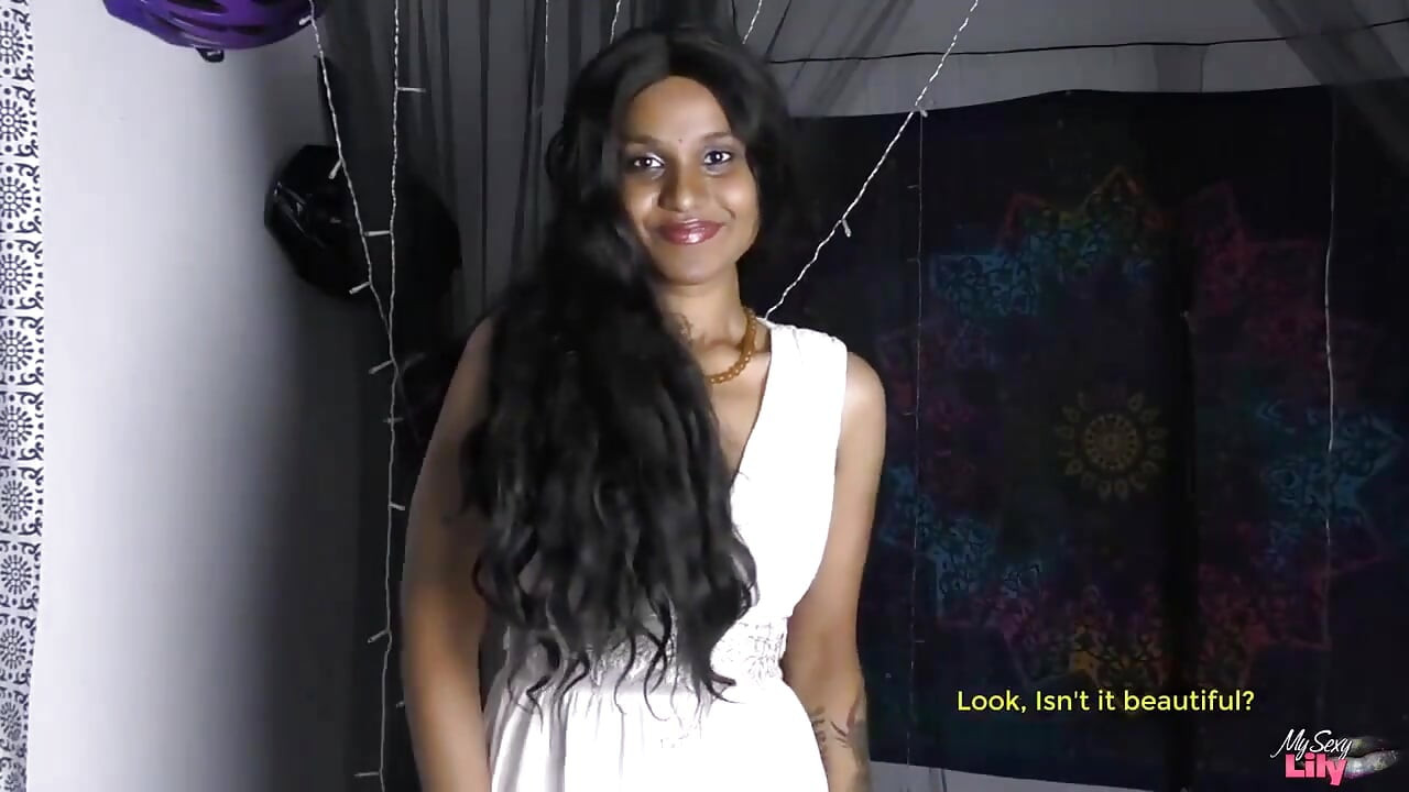 Koyu tenli Hintli kız Lily yaramaz bir porno yıldızı striptiz mastürbasyonu (Hint dili)