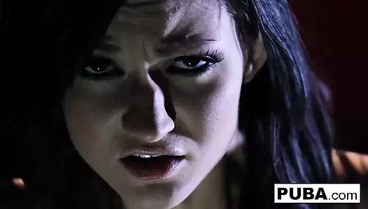 Kendall amını ıslatarak çok eğleniyor