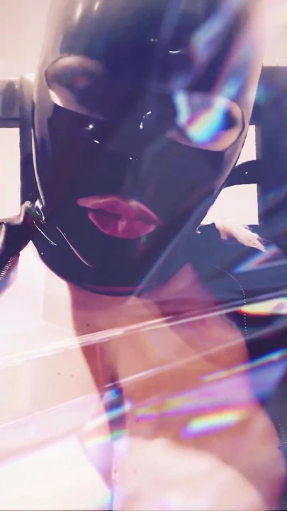 Lateks tanrıça için ağzını aç.