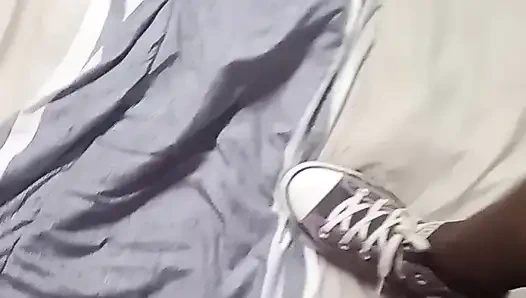 Siyah öğrenci sürtük amıyla oynuyor ve pembe vibratörü emiyor